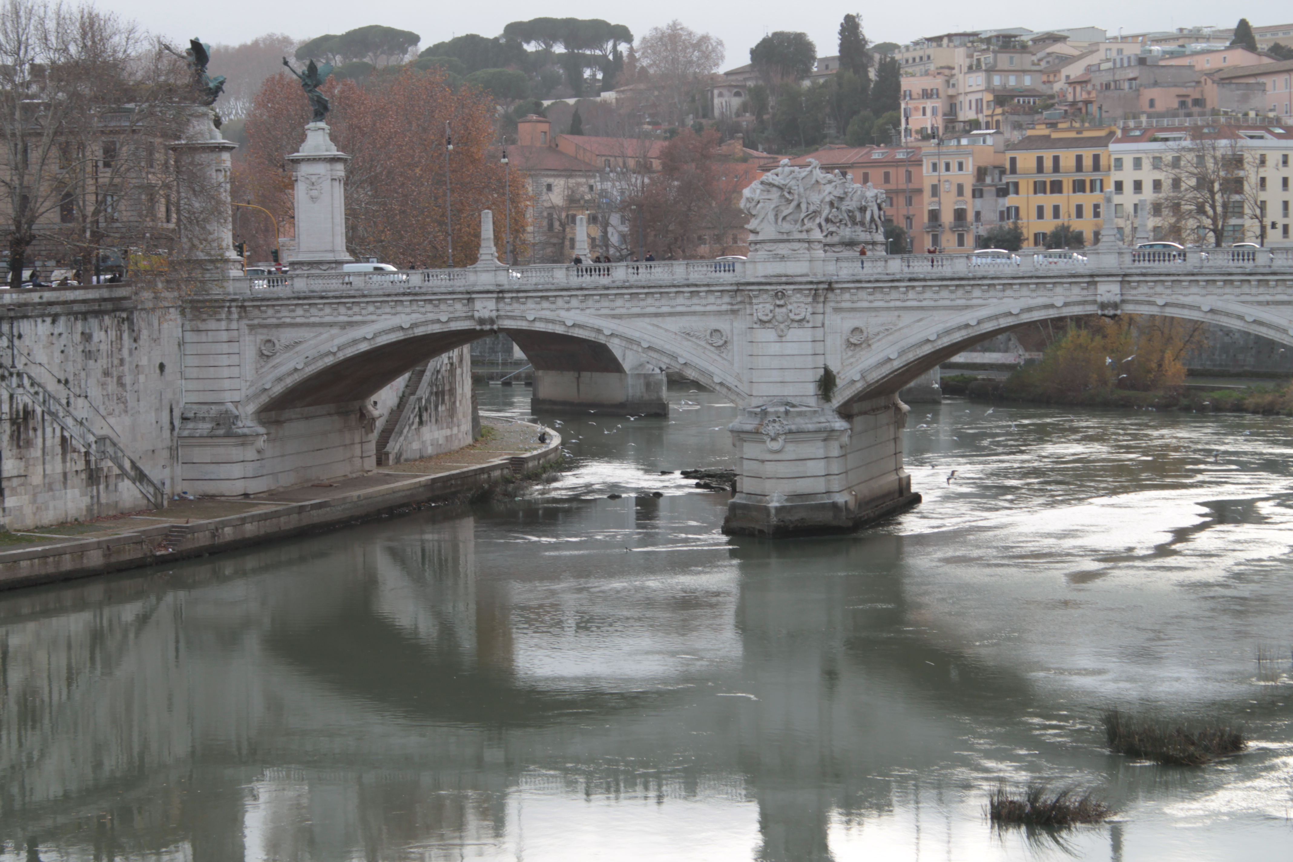 What river runs through Rome?